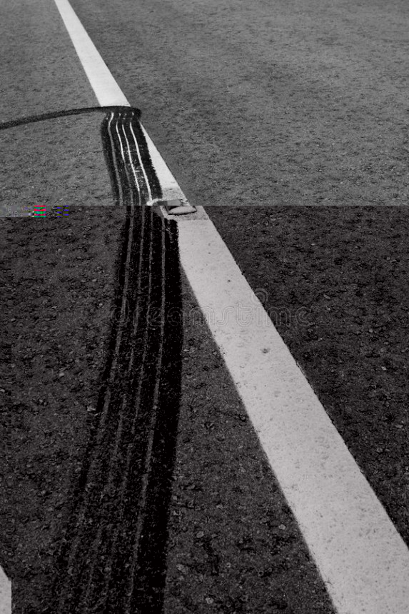 marcas-del-freno-en-un-camino-del-alquitrán-8155169.jpg